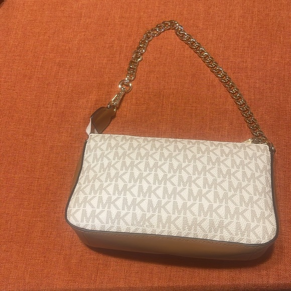 MICHAEL KORS
Leather chain clutch - Picture 2 of 4